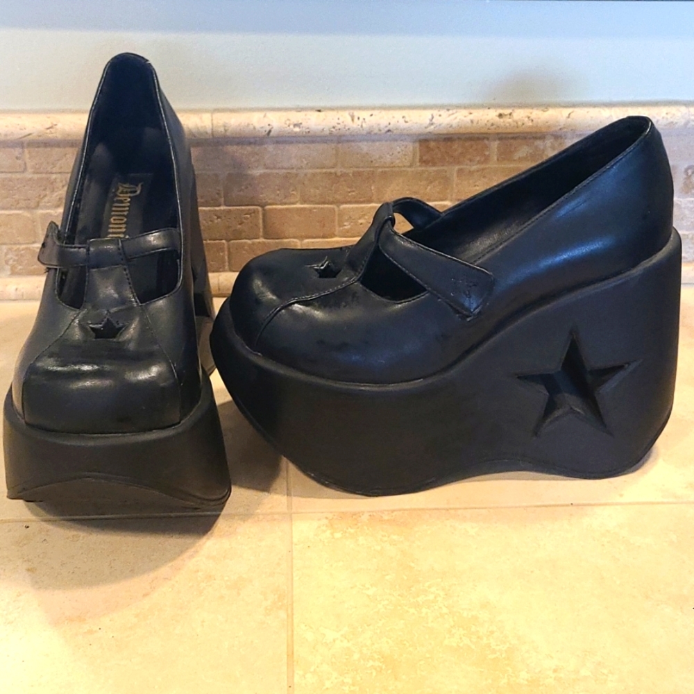 Platform vintage shoe star cutout w velcro strap